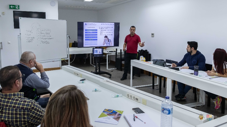 Trinta e três funcionários certificados para uso do equipamento de socorro: Câmara Municipal da 