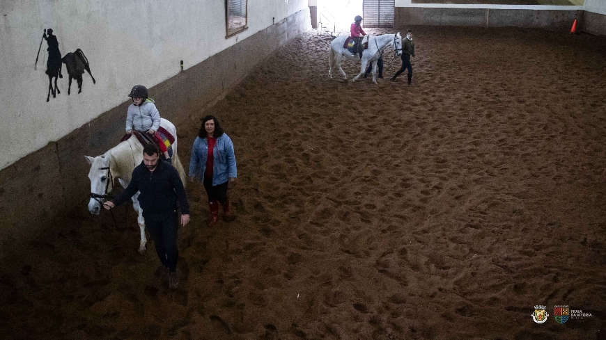 Iniciativa abrange crianças com necessidades educativas especiais: Câmara da Praia apoia Projeto de Hipoterapia na Escola Básica e Integrada da Praia da Vitória