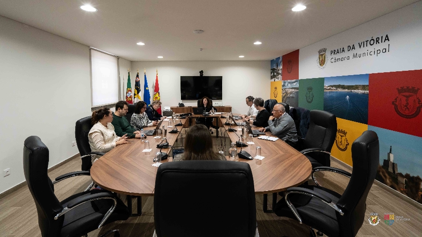 Prestação de Contas debatida em reunião de Câmara: Câmara Municipal da Praia da Vitória com e